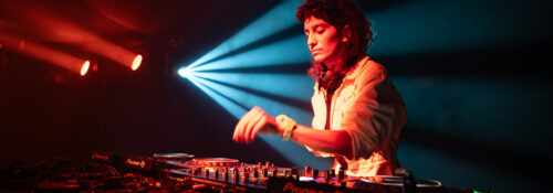 DJ mixant avec éclairage scénique vibrant