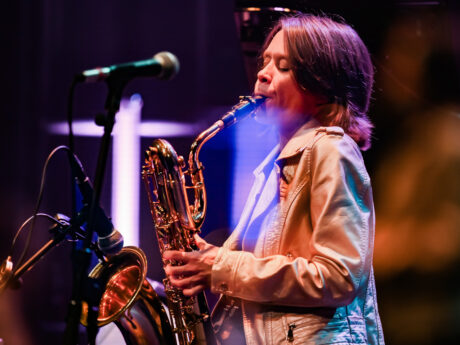 Musicien jouant du saxophone sur scène.