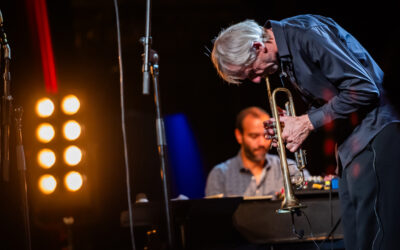 Musicien jouant de la trompette sur scène.