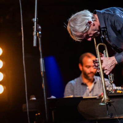 Musicien jouant de la trompette sur scène.