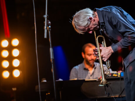 Musicien jouant de la trompette sur scène.