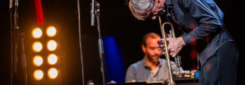 Musicien jouant de la trompette sur scène.
