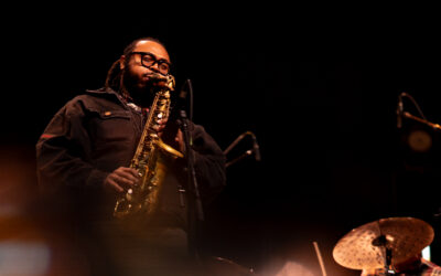 Musicien jouant du saxophone sur scène.