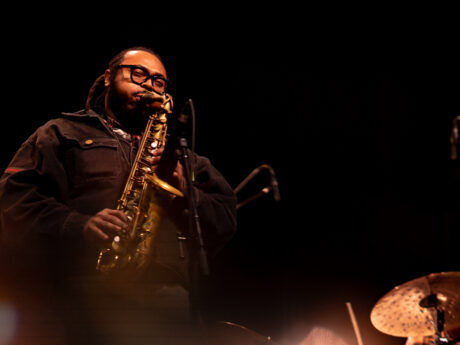 Musicien jouant du saxophone sur scène.