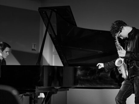 Musiciens jouant du piano et du saxophone.