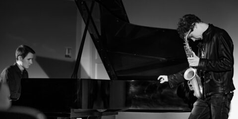 Musiciens jouant du piano et du saxophone.