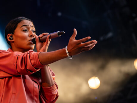 Chanteuse en concert avec micro sur scène.