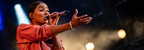 Chanteuse en concert avec micro sur scène.