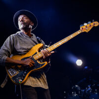 Musicien jouant de la basse sur scène.