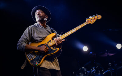 Musicien jouant de la basse sur scène.