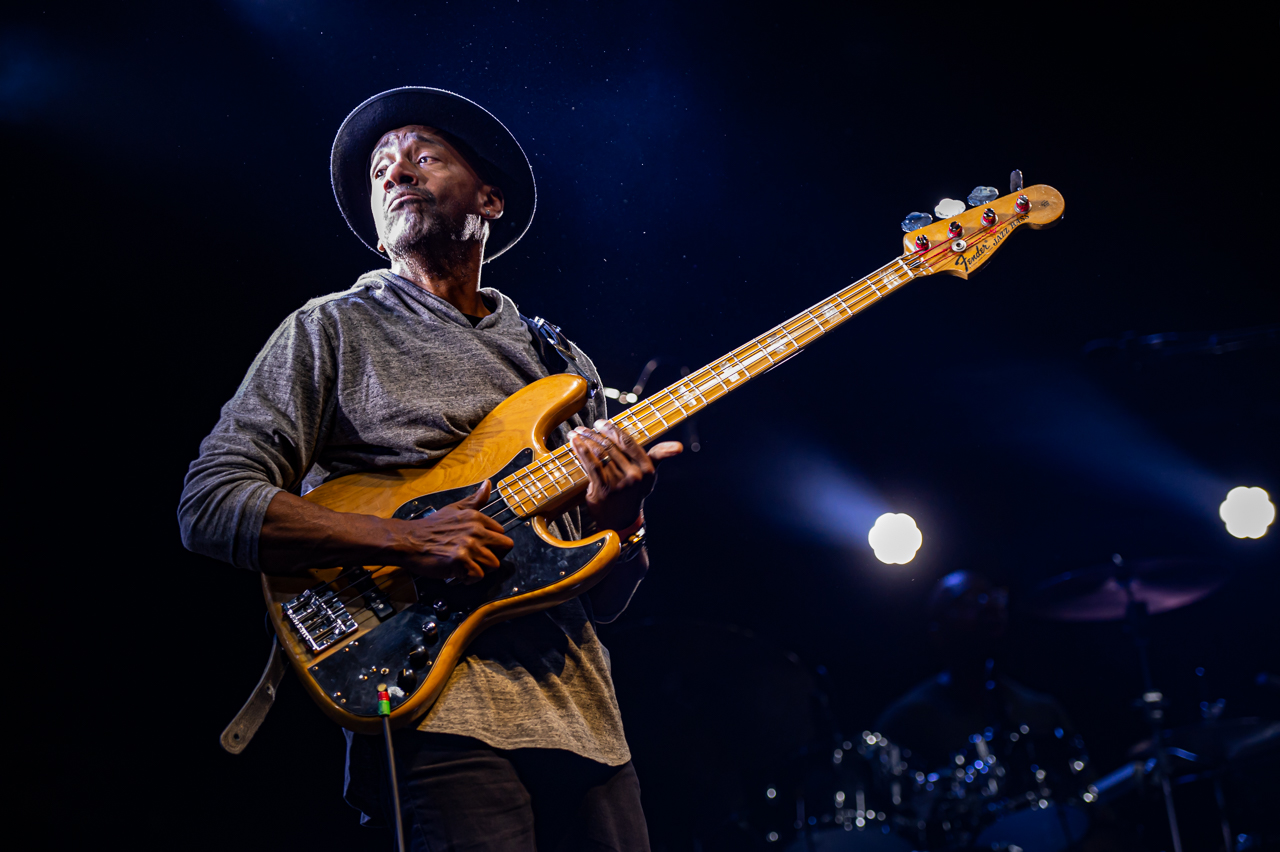Musicien jouant de la basse sur scène.