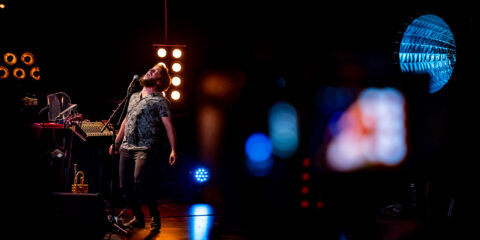 Chanteur en concert avec éclairage coloré