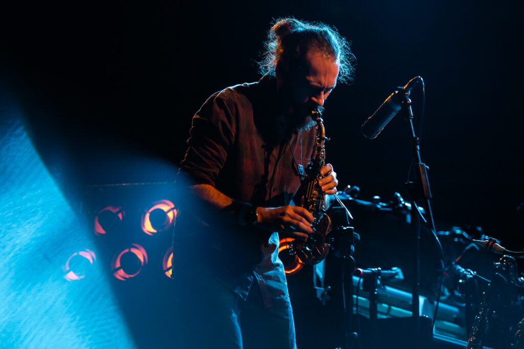 Musicien jouant du saxophone sur scène.