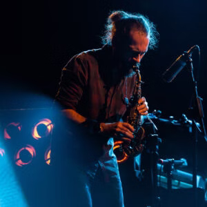 Musicien jouant du saxophone sur scène.