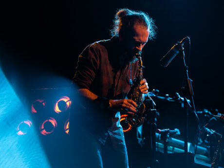 Musicien jouant du saxophone sur scène.