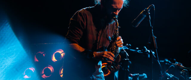 Musicien jouant du saxophone sur scène.