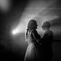 Couple dansant dans la lumière, ambiance romantique.