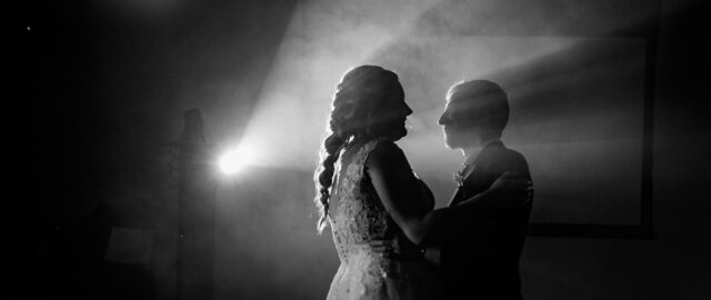 Couple dansant dans la lumière, ambiance romantique.