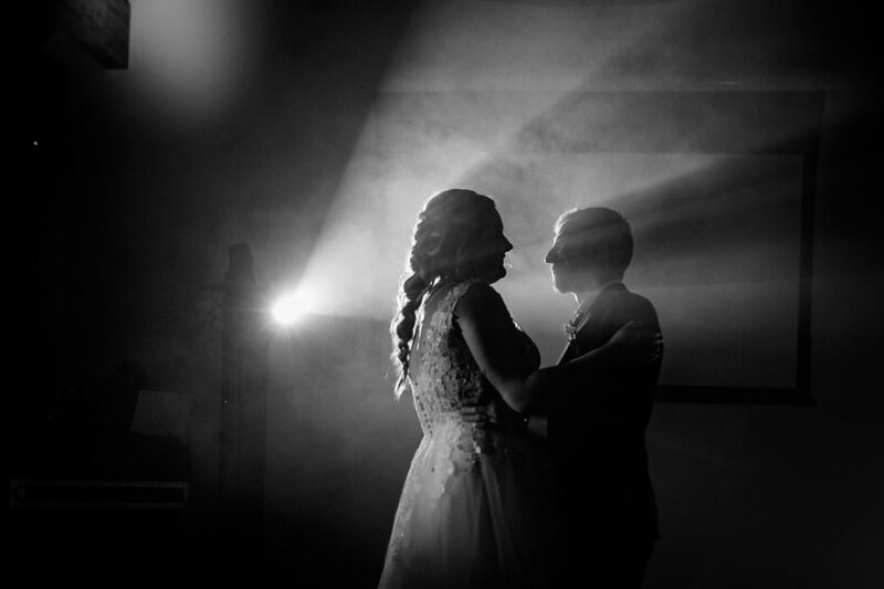 Couple dansant dans la lumière, ambiance romantique.