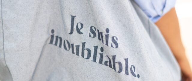 T-shirt avec texte 'Je suis inoubliable'.