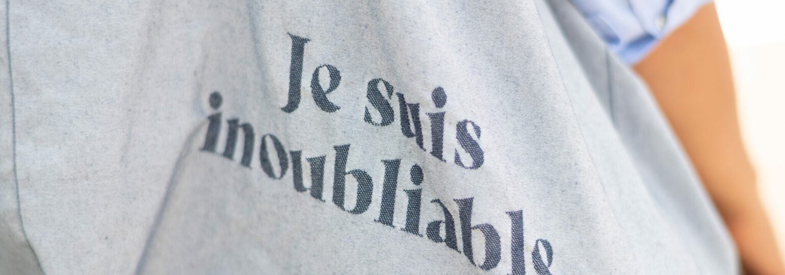T-shirt avec texte 'Je suis inoubliable'.