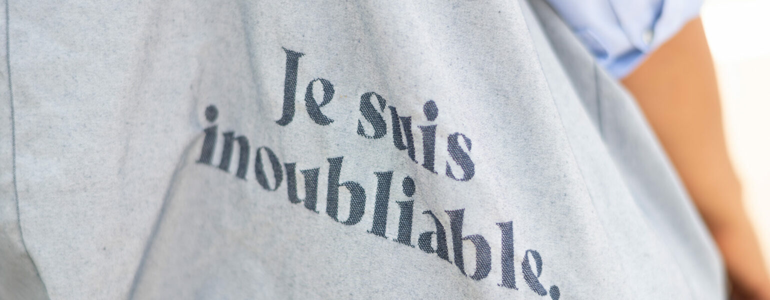T-shirt avec texte 'Je suis inoubliable'.