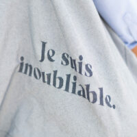 T-shirt avec texte 'Je suis inoubliable'.