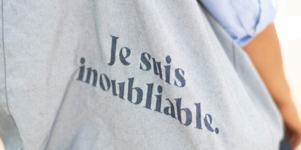 T-shirt avec texte 'Je suis inoubliable'.