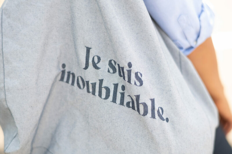T-shirt avec texte 'Je suis inoubliable'.
