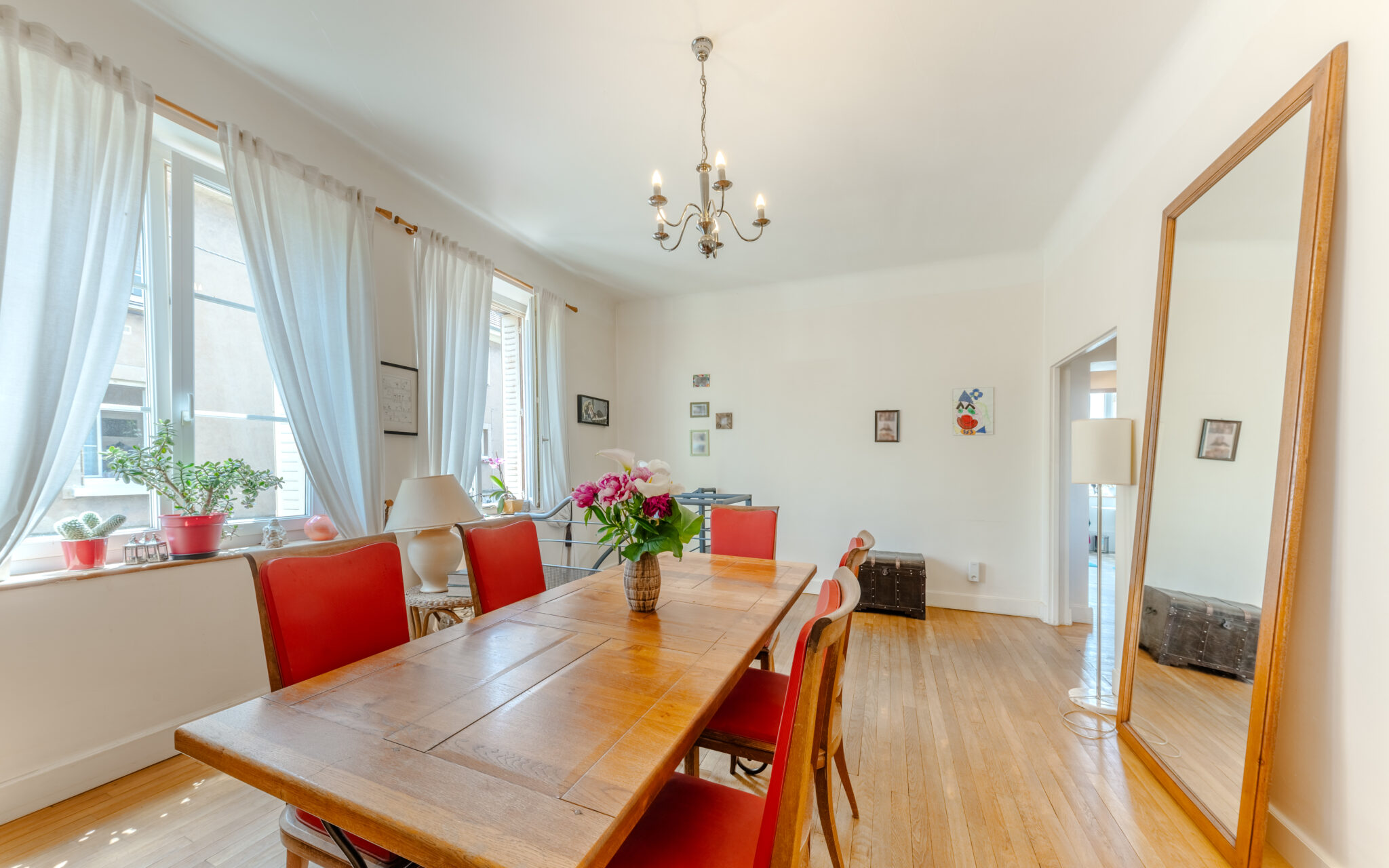 Salle à manger lumineuse avec table en bois.