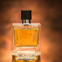 Flacon de parfum Terre d'Hermès sur fond flou.