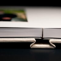 Gros plan d'un livre ouvert sur une table noire.