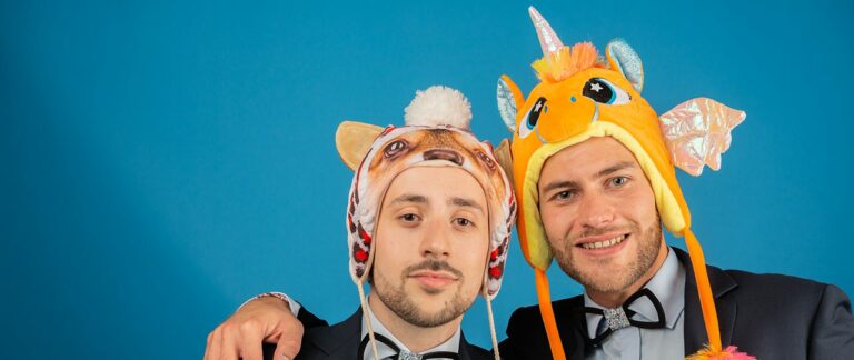Deux hommes avec chapeaux d'animaux rigolos.