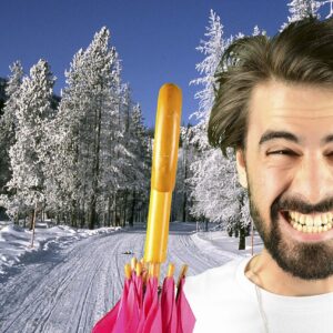 Homme souriant avec un parapluie en hiver