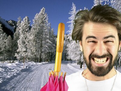 Homme souriant avec un parapluie en hiver