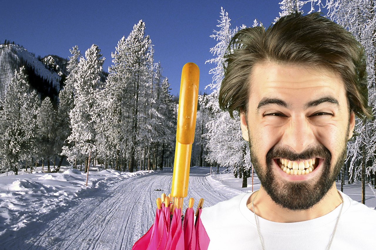 Homme souriant avec parapluie en hiver