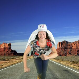 Personne court sur route désertique, ciel bleu.