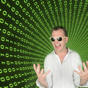 Homme heureux devant fond de code binaire vert.
