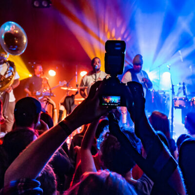 Concert en live avec foule enthousiaste.