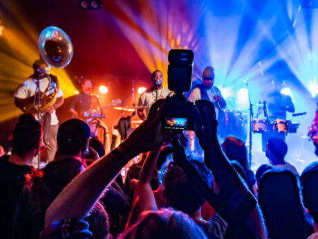 Concert en live avec foule enthousiaste.
