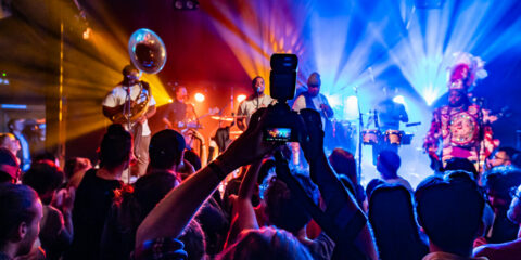 Concert en live avec foule enthousiaste.