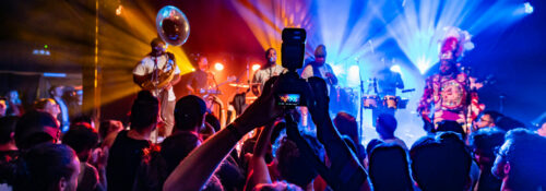 Concert en live avec foule enthousiaste.