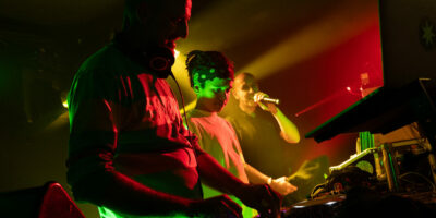 DJ live avec chanteur sur scène éclairée