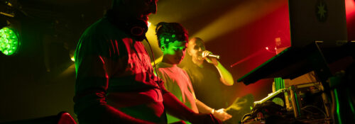 DJ live avec chanteur sur scène éclairée