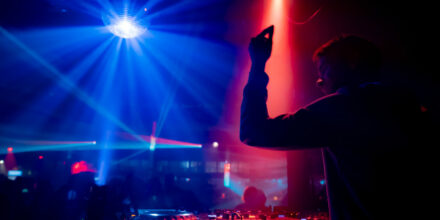 DJ animant une soirée dansante avec jeux de lumière.