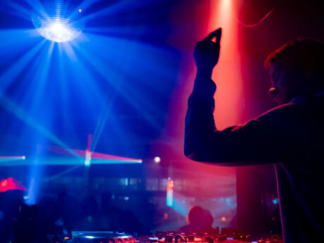 DJ animant une soirée dansante avec jeux de lumière.