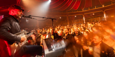 Concert live avec public enthousiaste