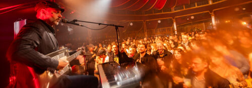 Concert live avec public enthousiaste