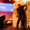 Artiste peignant graffiti lors d'un événement.