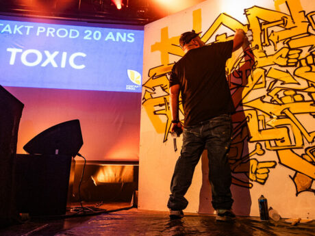 Artiste peignant graffiti lors d'un événement.